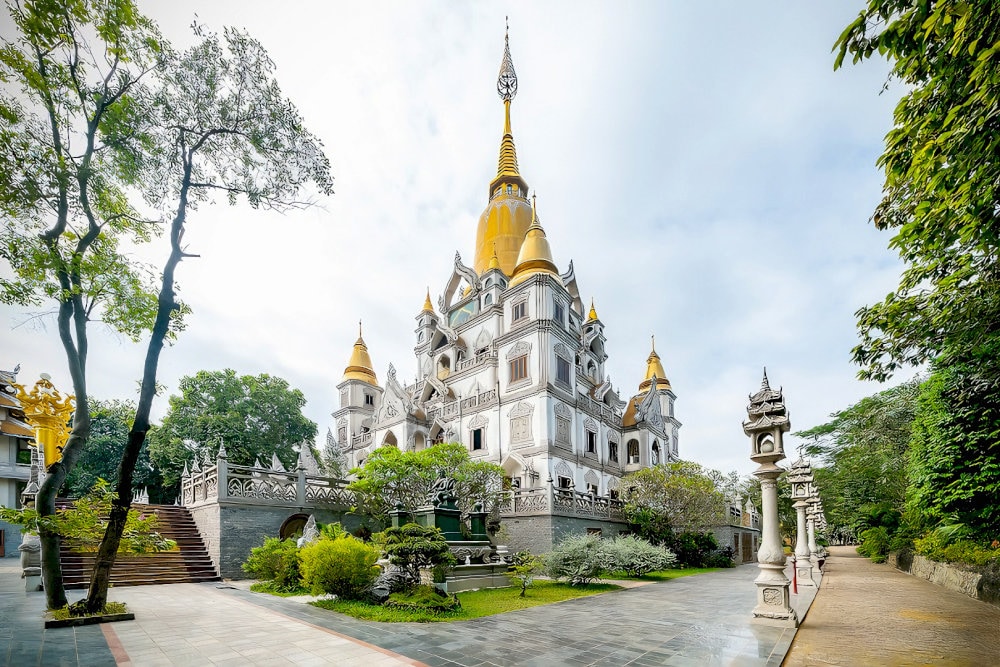 Buu Long Pagoda expresses the unique combination of Thai Buddhist architecture and Nguyen Dynasty essence